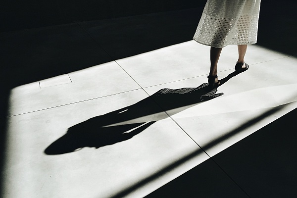 Schatten einer Frau